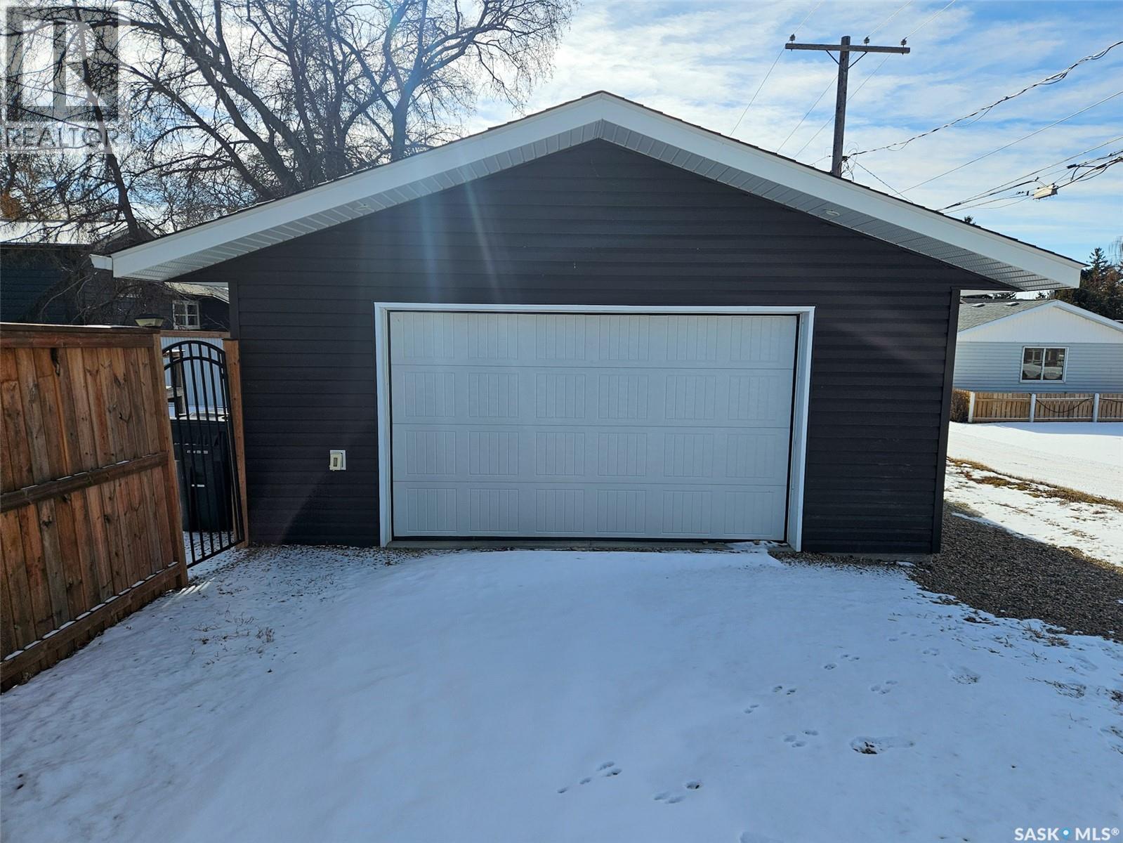 Single Family House Bungalow for Sale in  th AVENUE NE Swift Current 