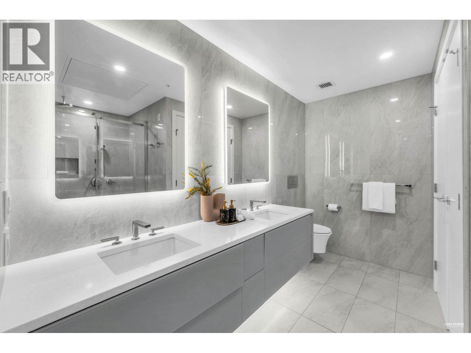 301 1331 MARINE DRIVE, West Vancouver