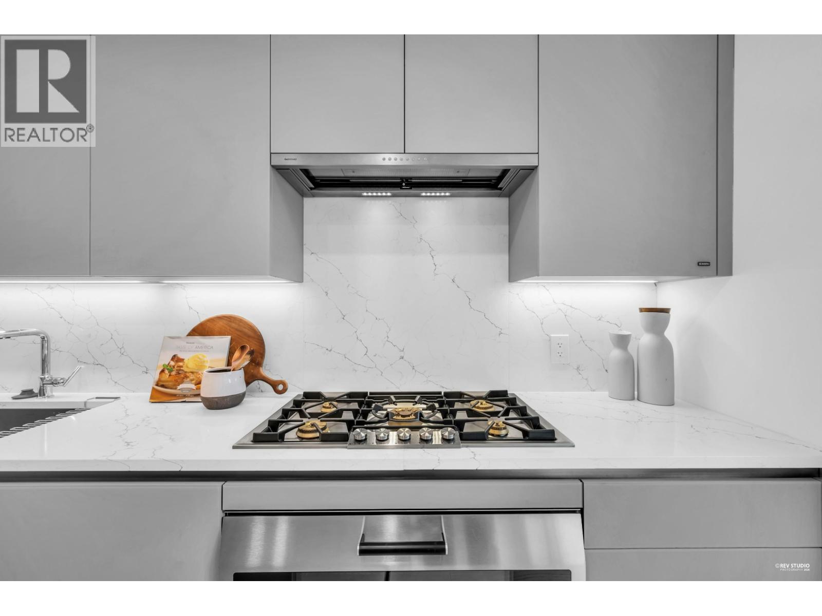 301 1331 MARINE DRIVE, West Vancouver