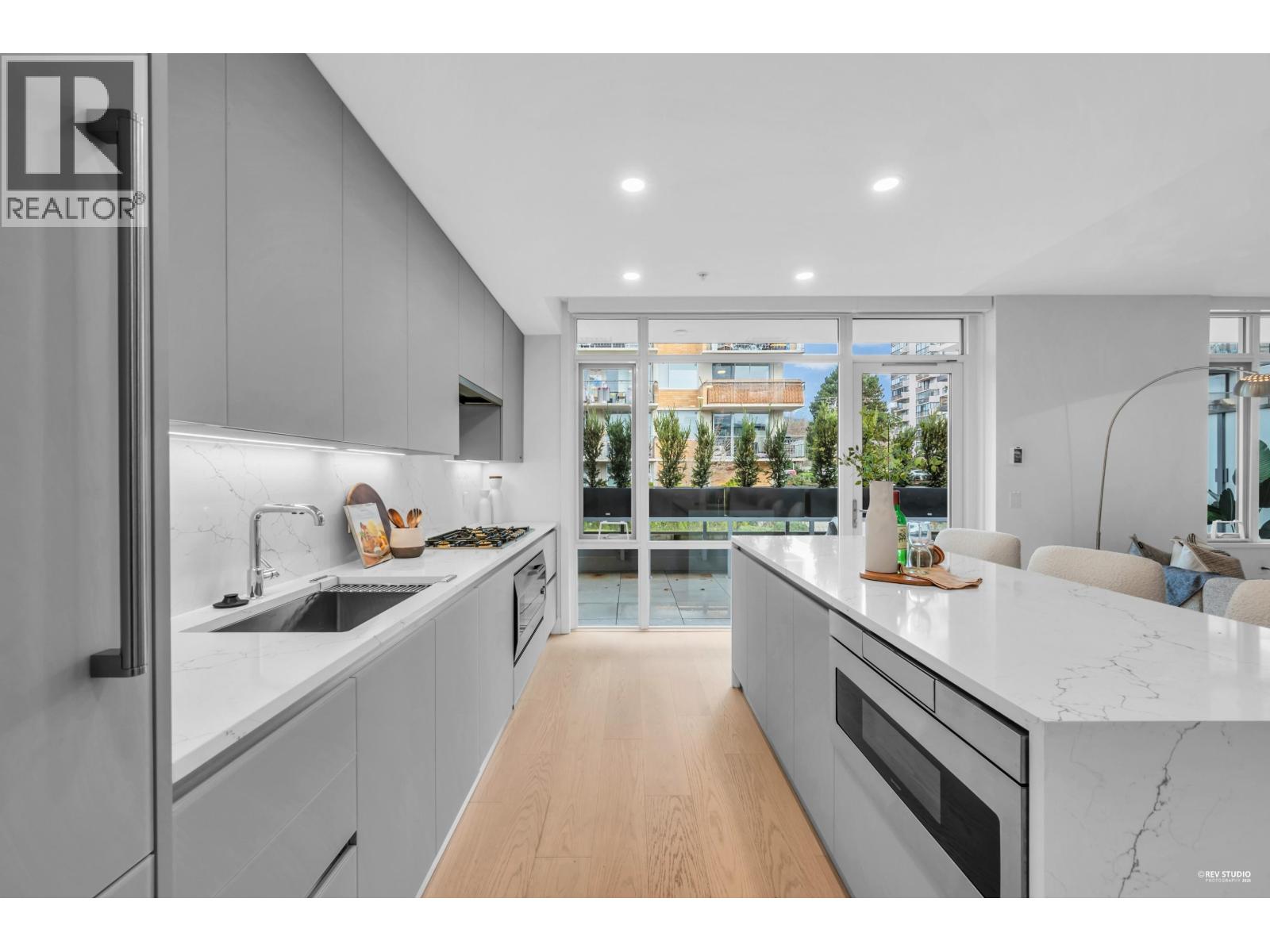 301 1331 MARINE DRIVE, West Vancouver