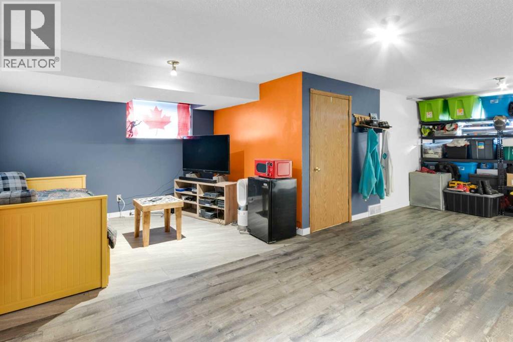 Single Family House Bi-level for Sale in  Laguna Way NE Monterey Park Calgary 