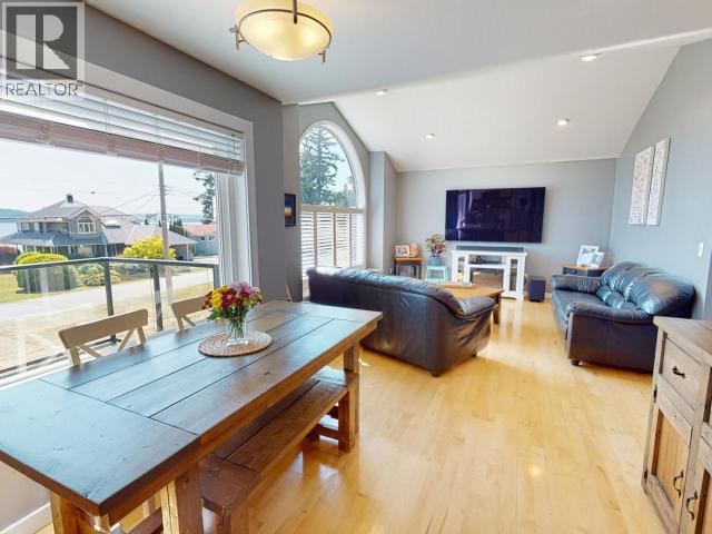 8206 CENTENNIAL DRIVE, Powell River