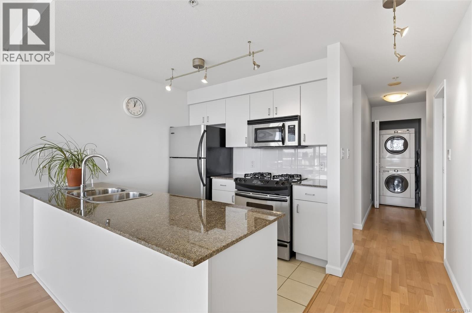 #905 160 WILSON ST - 11