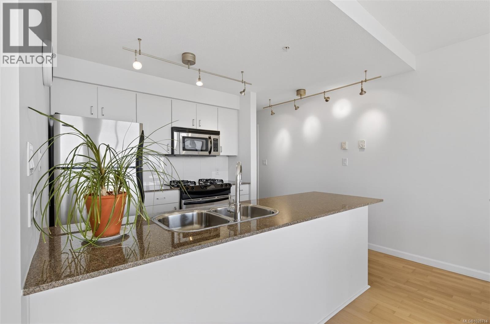 #905 160 WILSON ST - 12