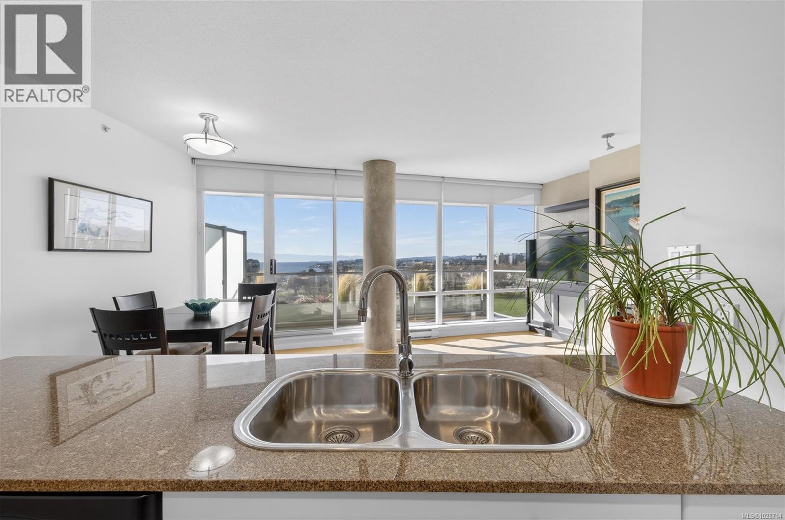 #905 160 WILSON ST - 13