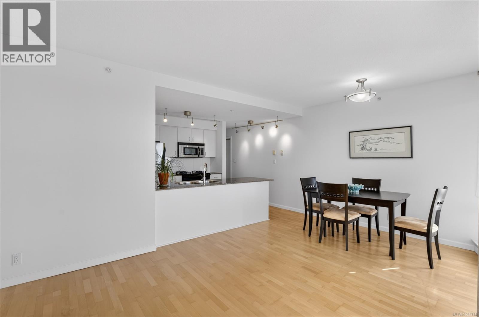 #905 160 WILSON ST - 7