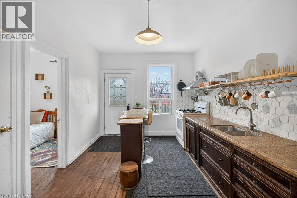 523 CATHARINE Street N - 14