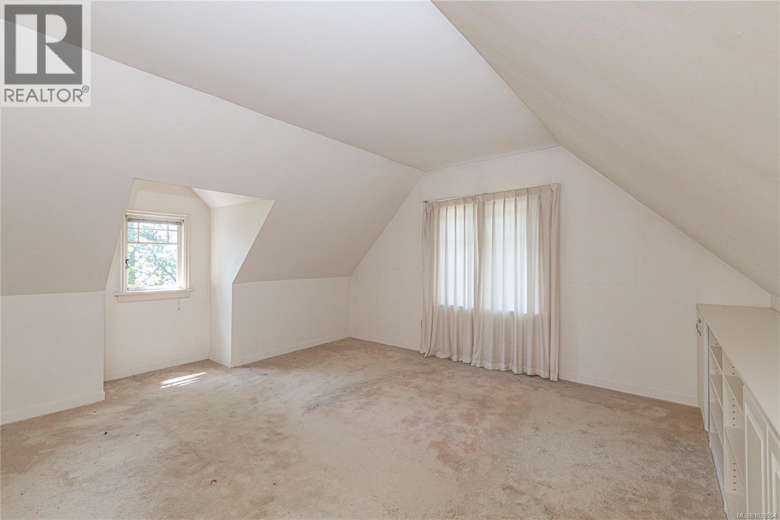 1254 Burnside Rd W - 17