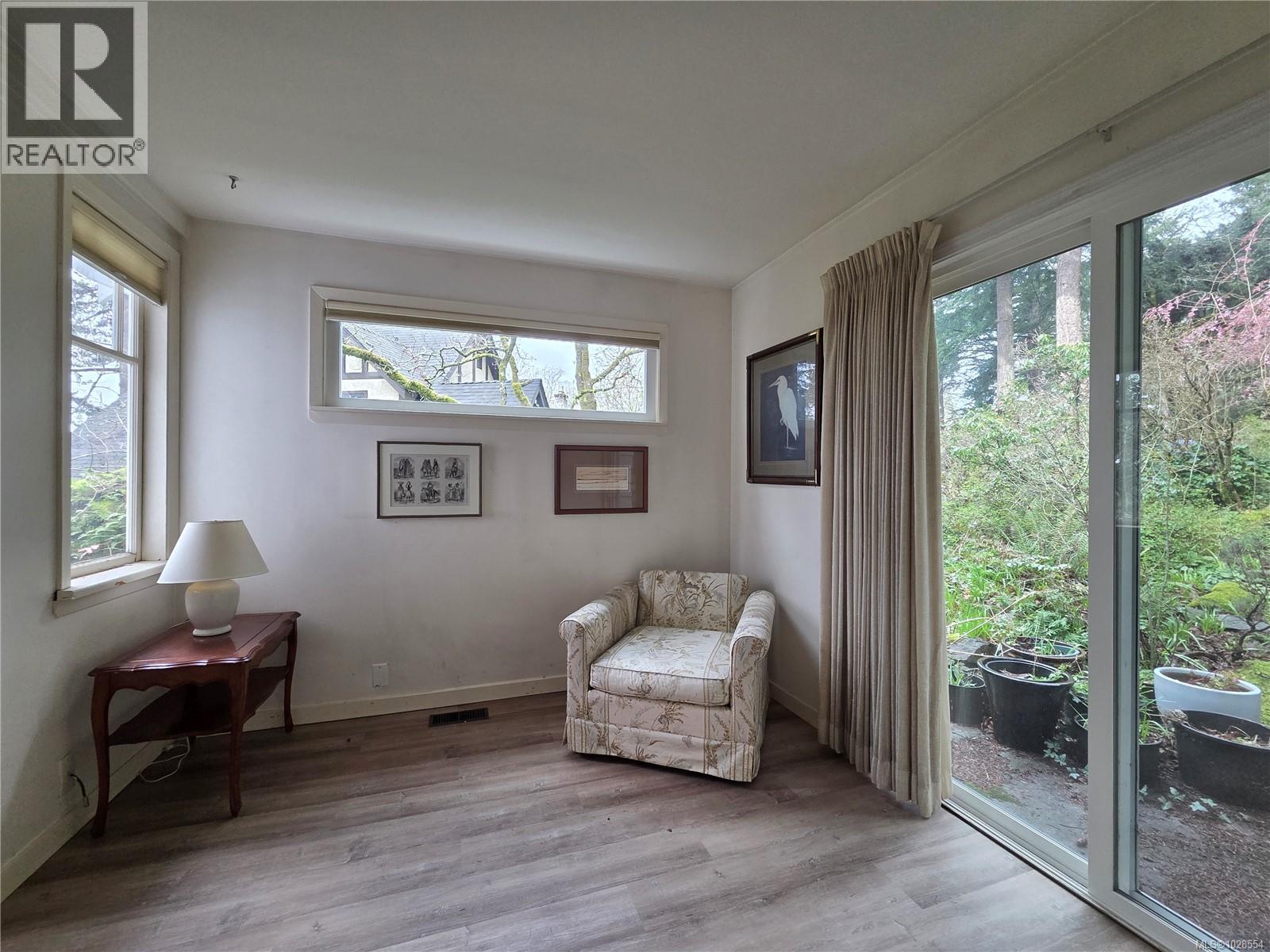 1254 Burnside Rd W - 10