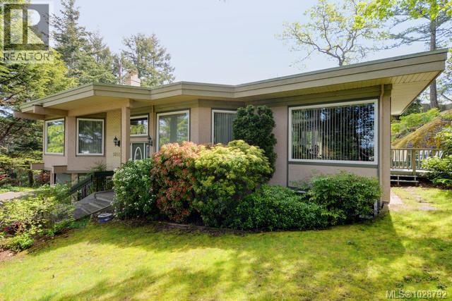  1055 Thistlewood Drive, Saanich