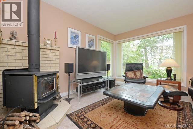  1055 Thistlewood Drive, Saanich