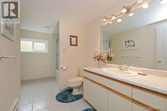  1055 Thistlewood Drive, Saanich