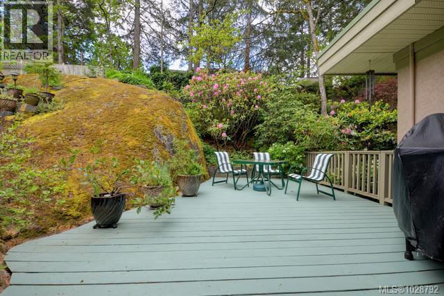  1055 Thistlewood Drive, Saanich