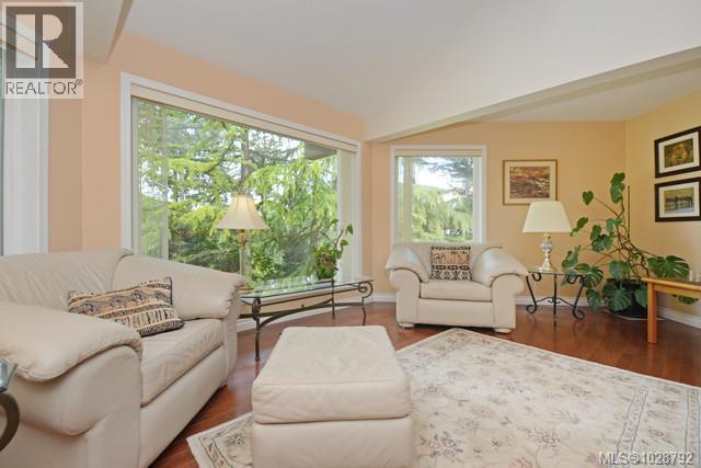 1055 Thistlewood Dr - 3