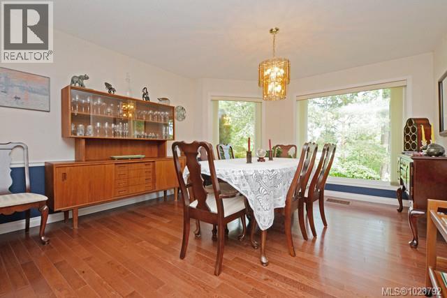 1055 Thistlewood Dr - 4