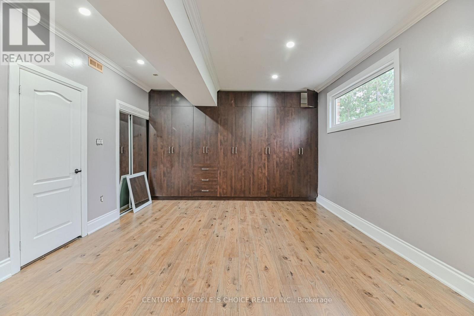 8 GLENN COURT - 29