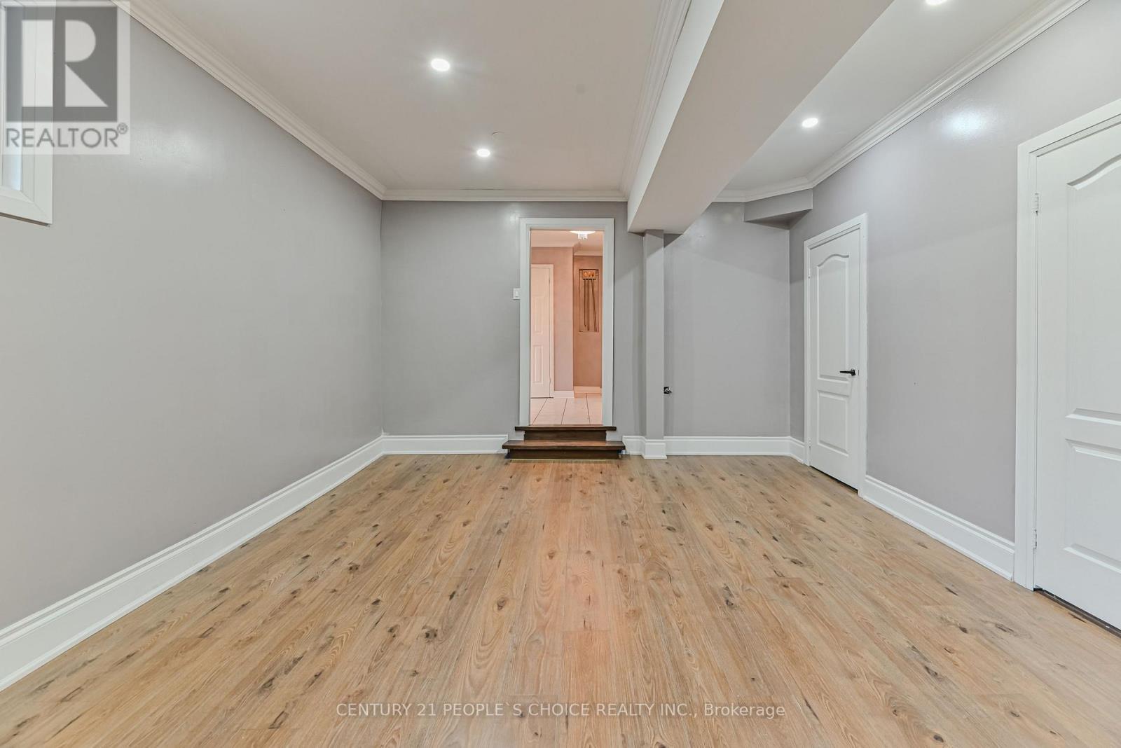 8 GLENN COURT - 31