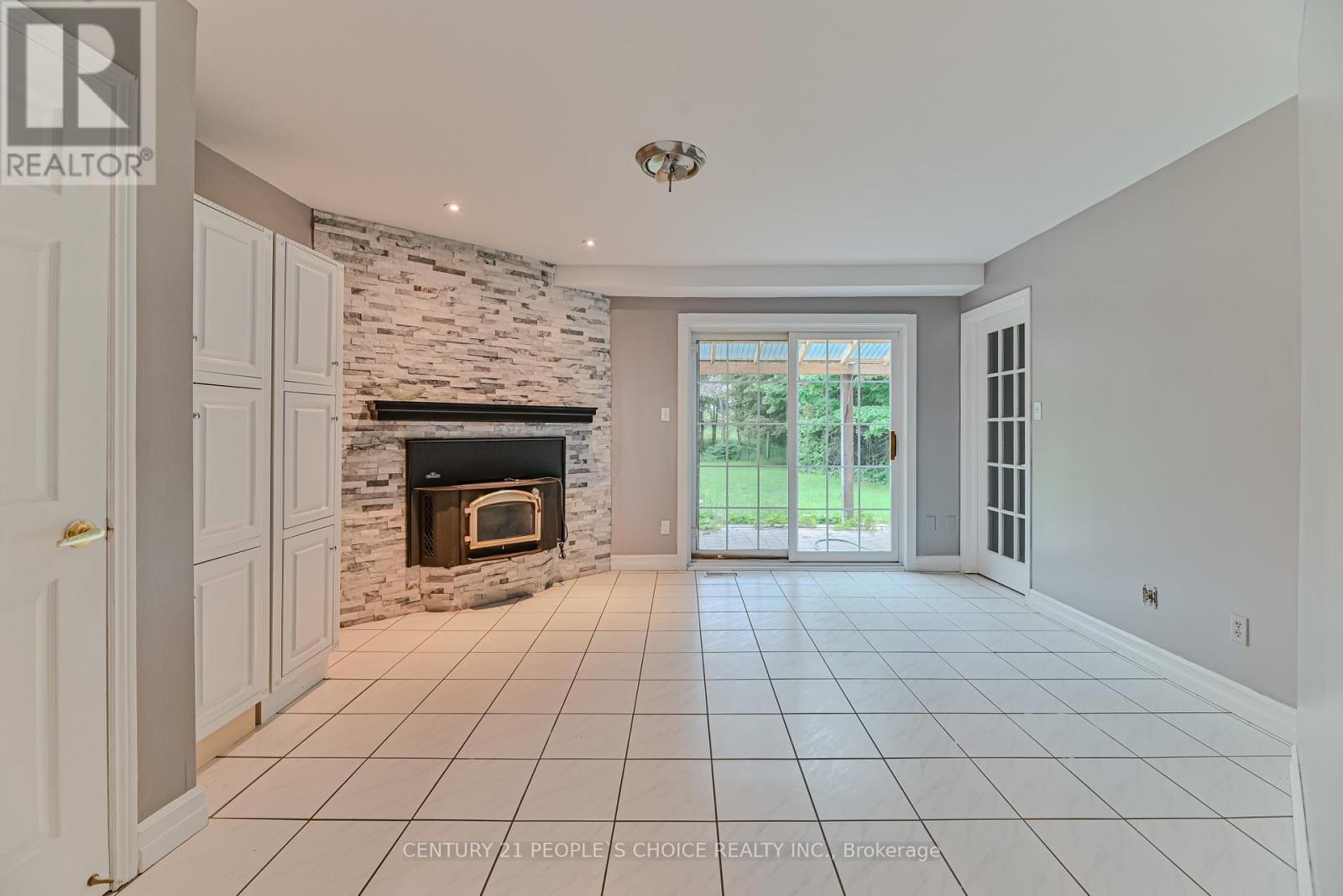 8 GLENN COURT - 33