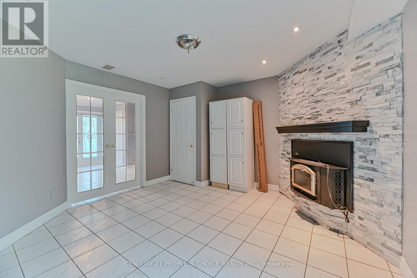 8 GLENN COURT - 34