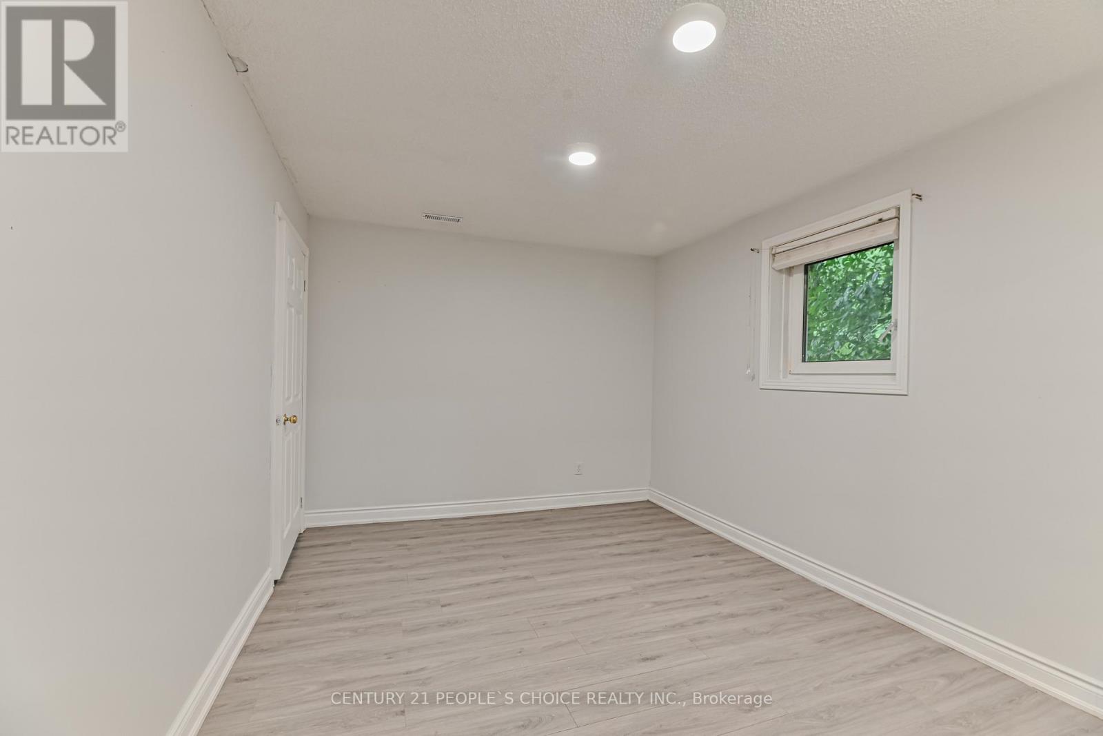 8 GLENN COURT - 42