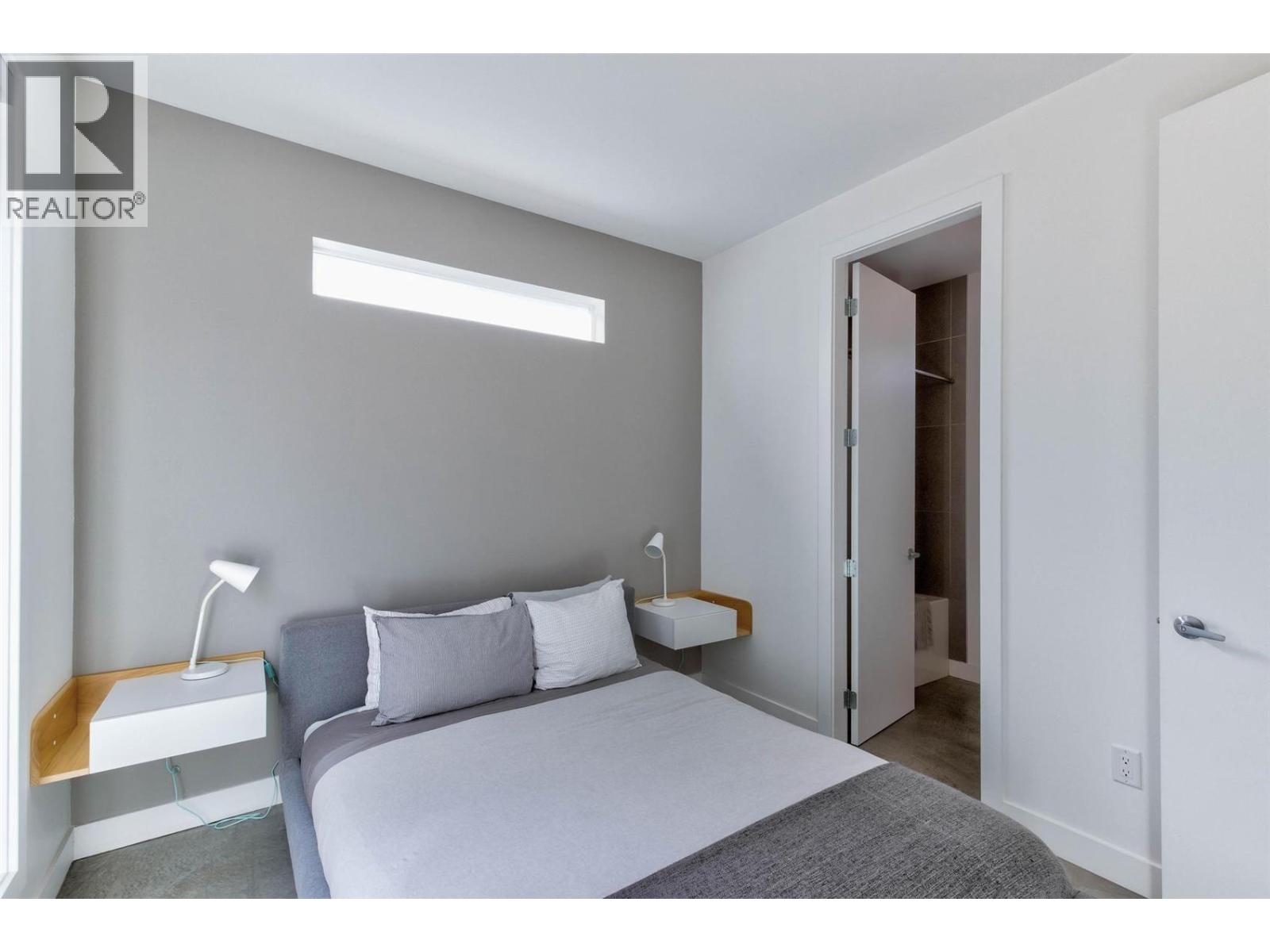 751 + 753 Martin Avenue N - 31