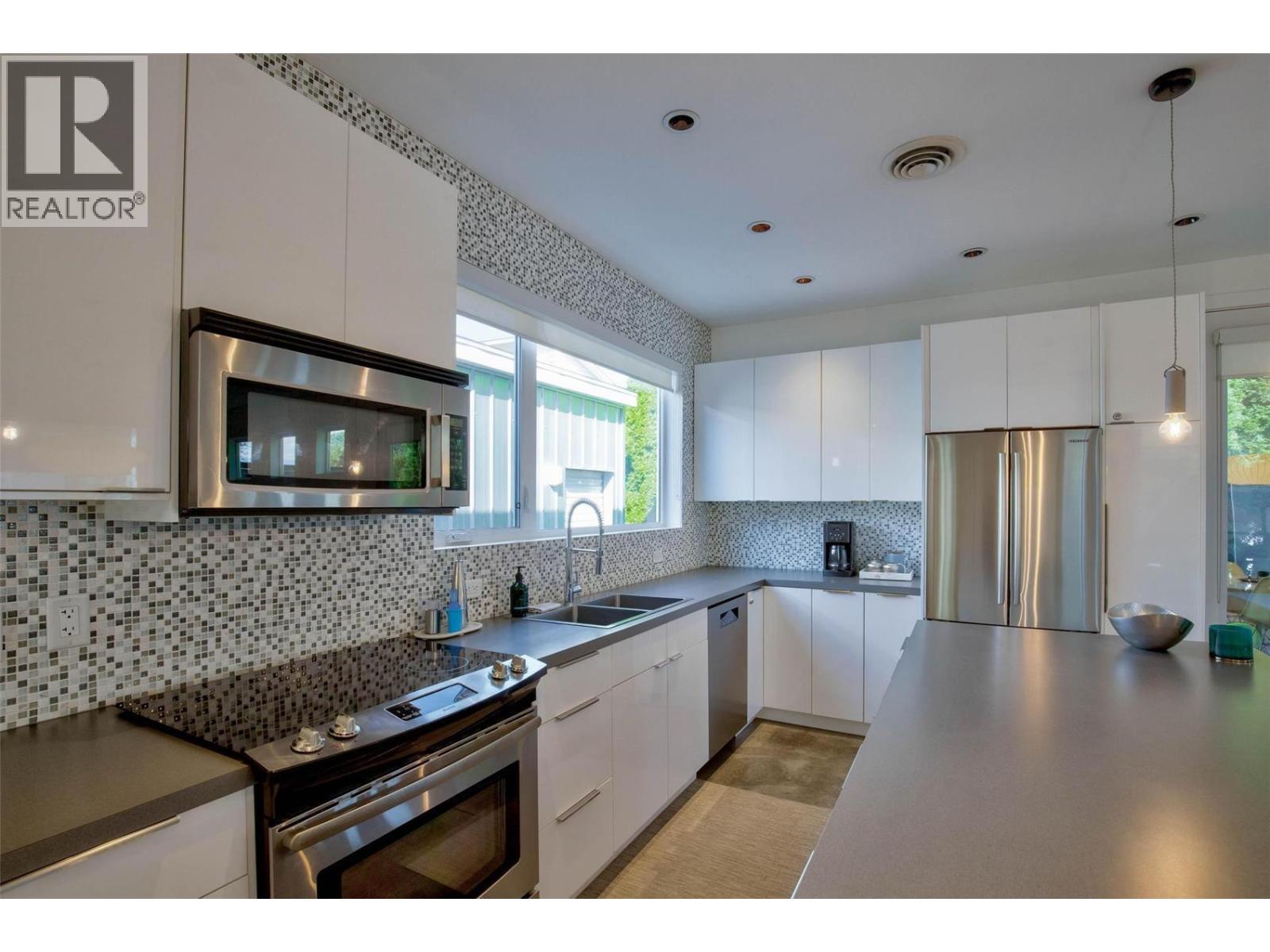 751 + 753 MARTIN AVENUE N - 28