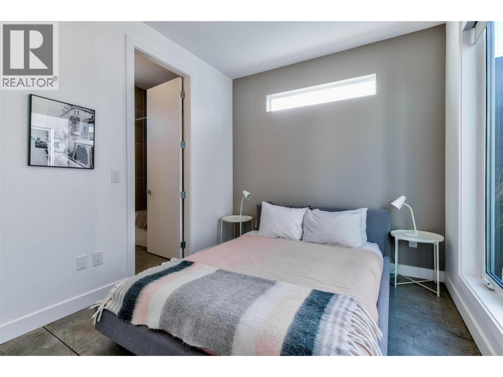 751 + 753 Martin Avenue N - 33