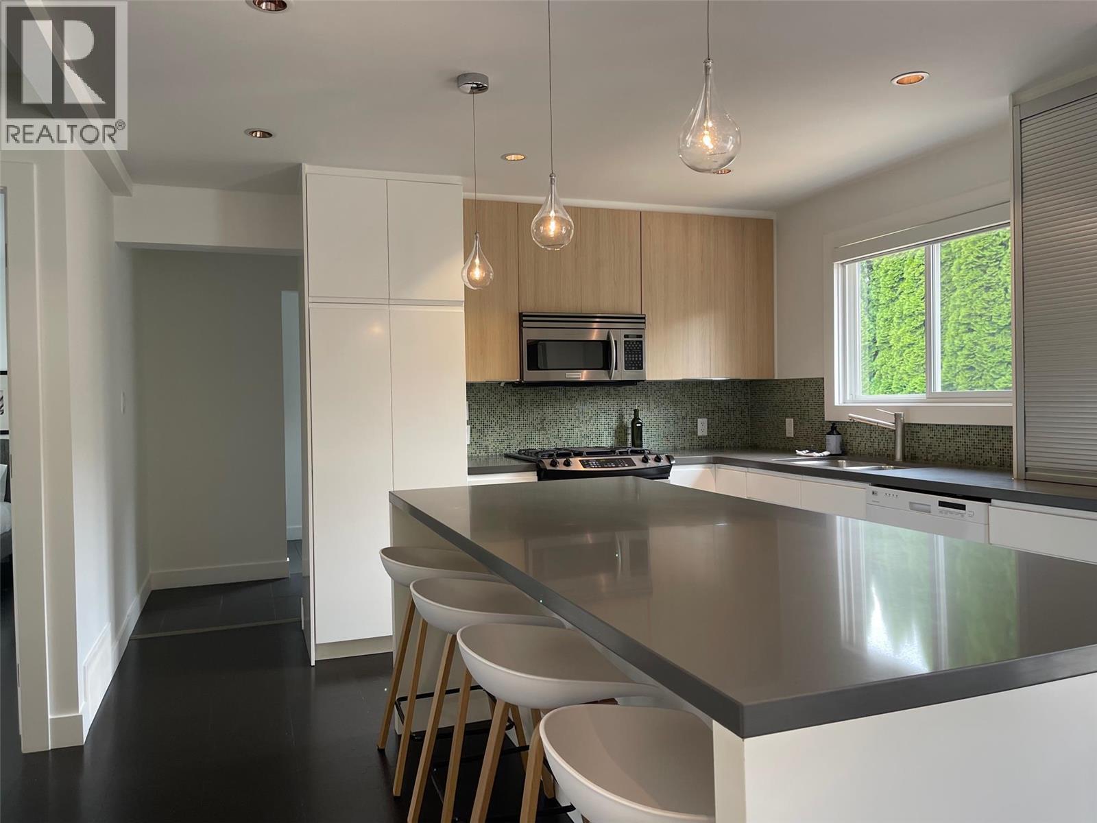 751 + 753 Martin Avenue N - 4