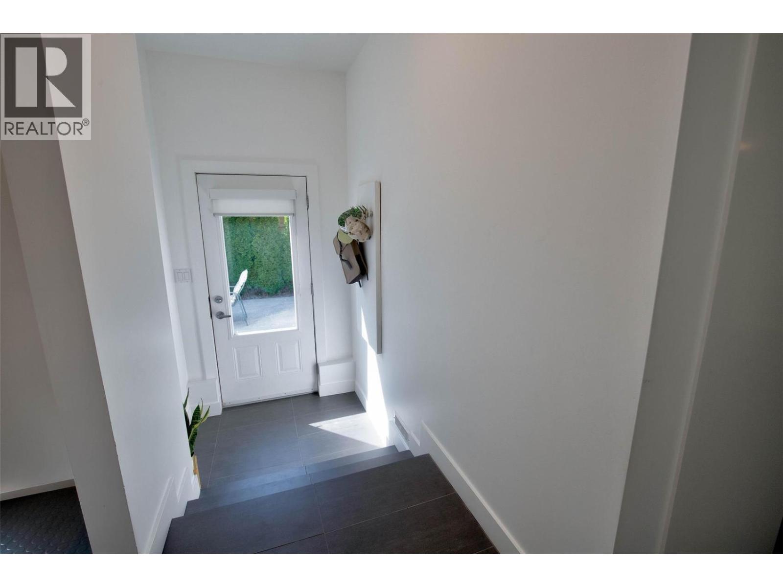 751 + 753 Martin Avenue N - 15