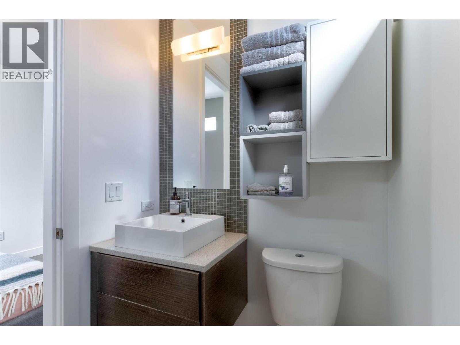 751 + 753 Martin Avenue N - 35