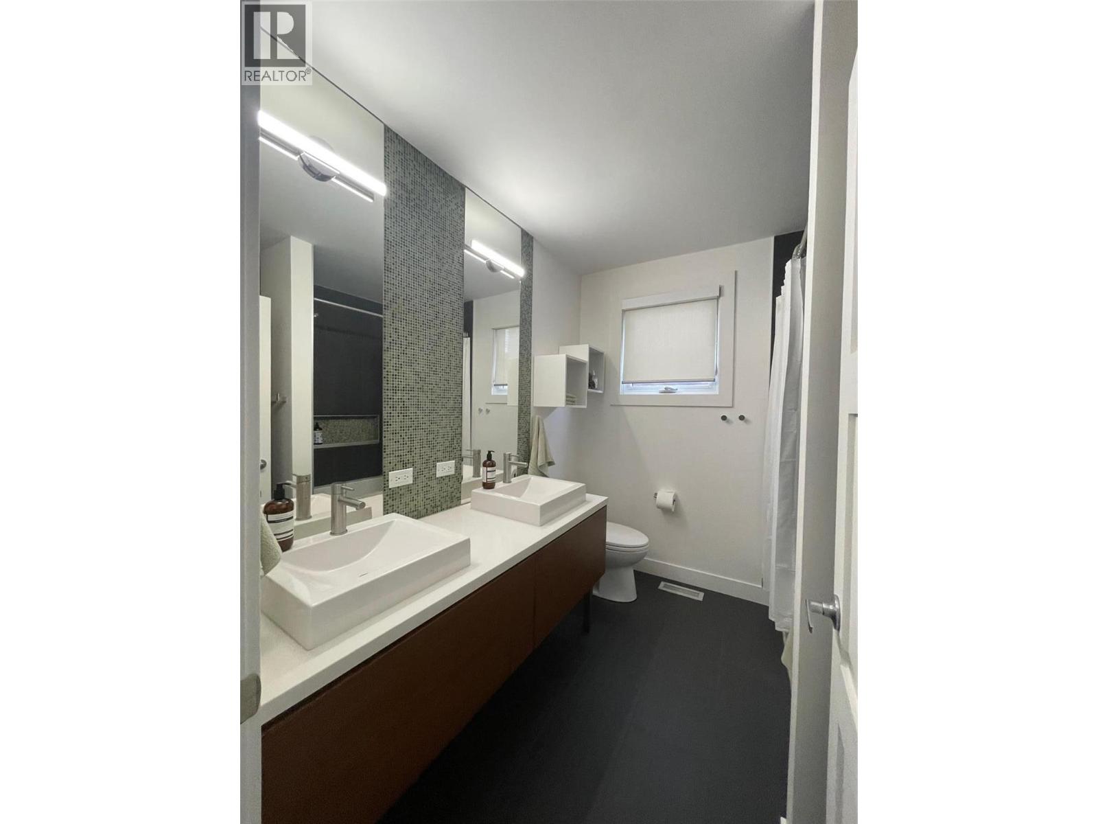 751 + 753 Martin Avenue N - 8