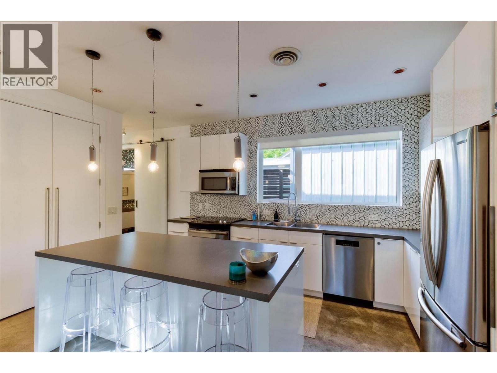 751 + 753 Martin Avenue N - 29