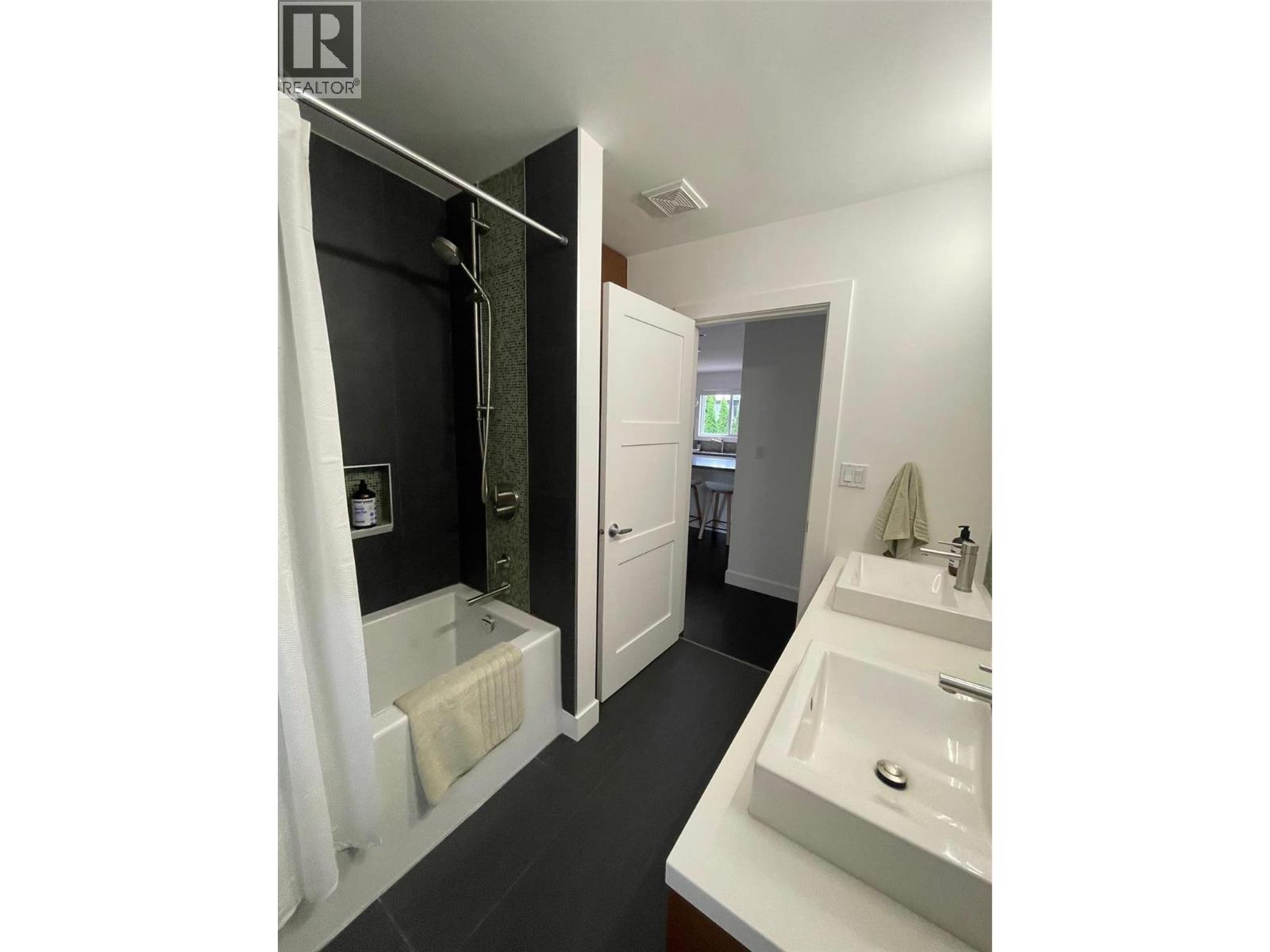 751 + 753 Martin Avenue N - 9