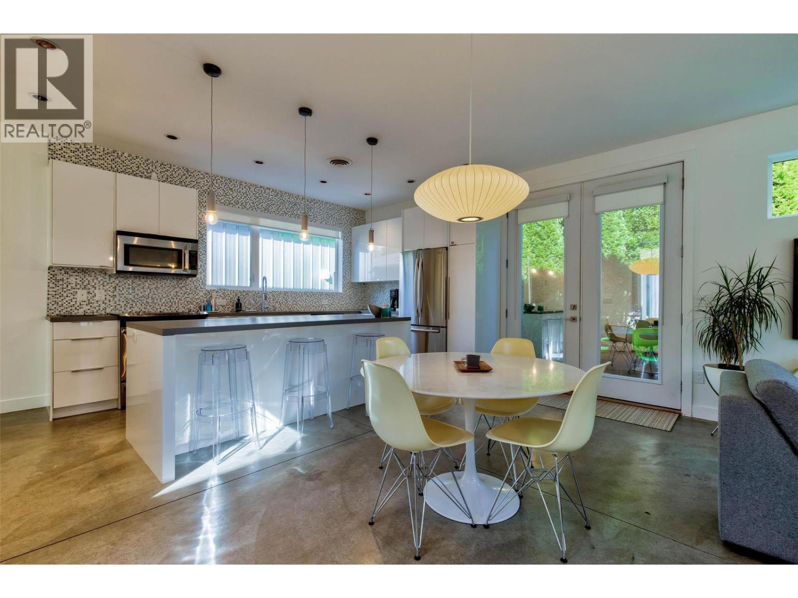 751 + 753 Martin Avenue N - 26