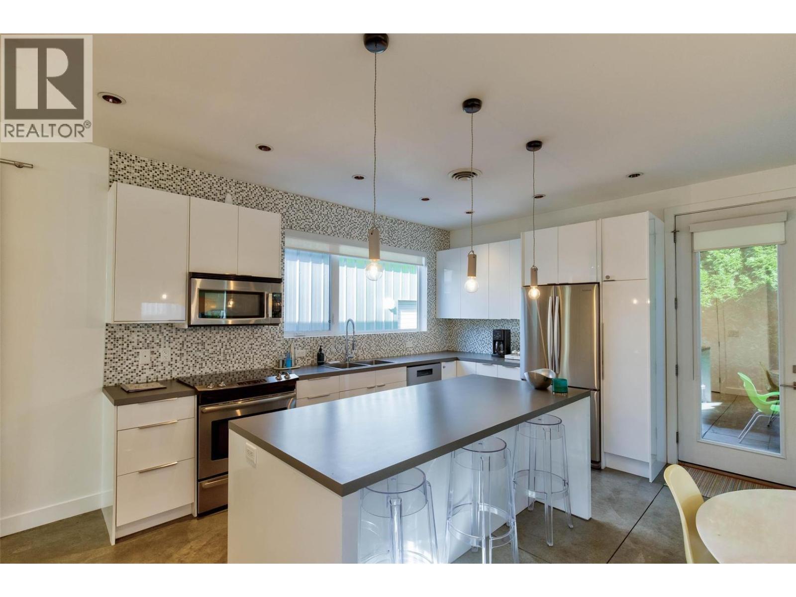 751 + 753 Martin Avenue N - 27