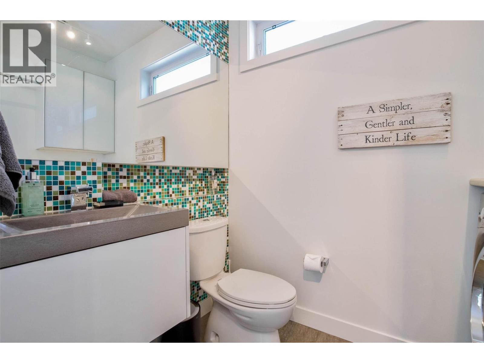 751 + 753 MARTIN AVENUE N - 39