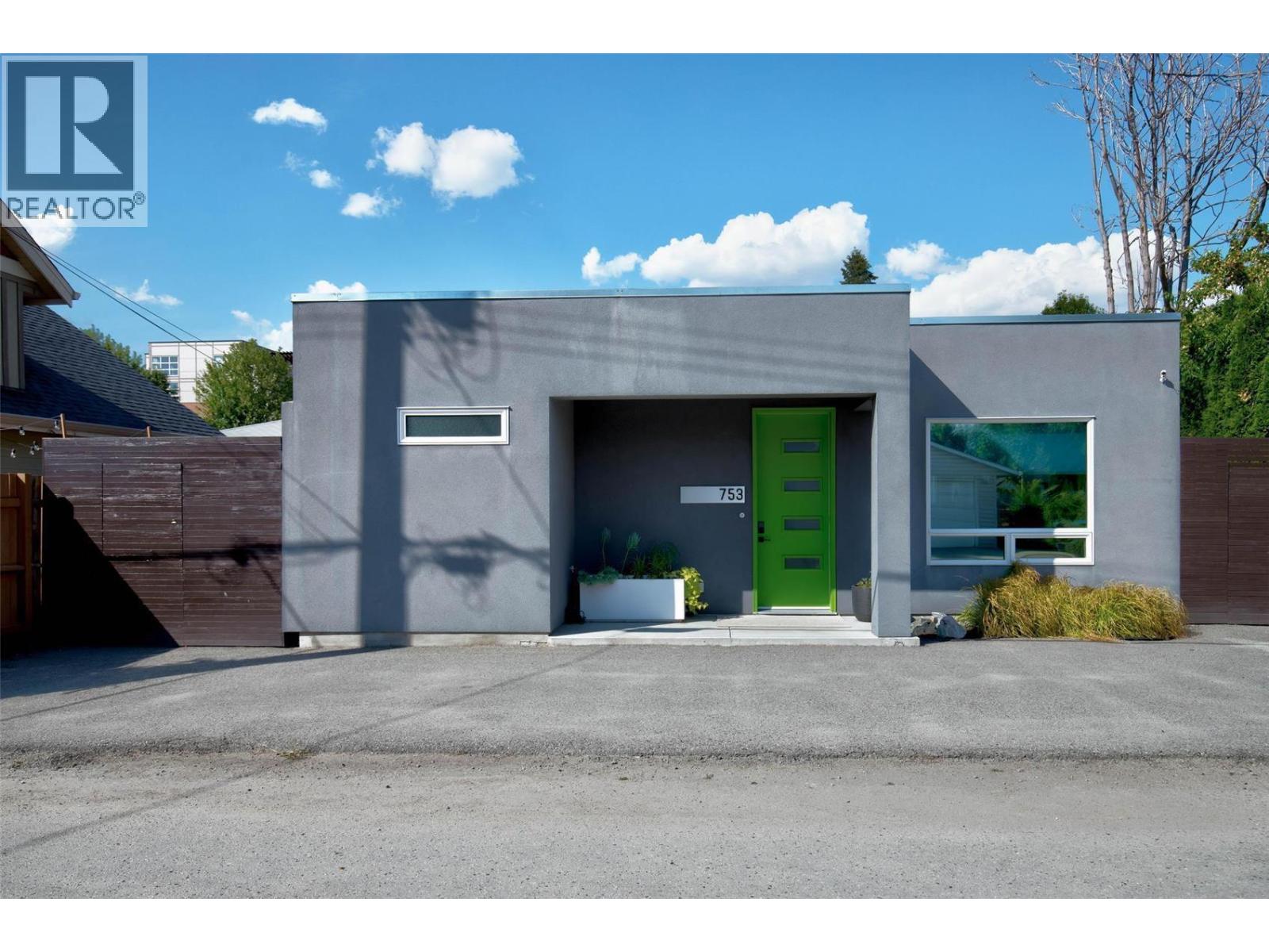 751 + 753 Martin Avenue N - 24