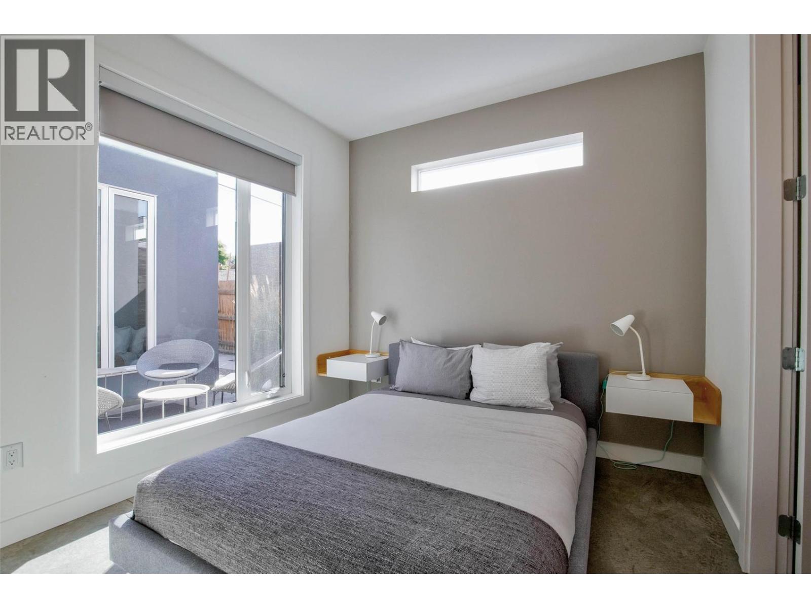 751 + 753 Martin Avenue N - 30