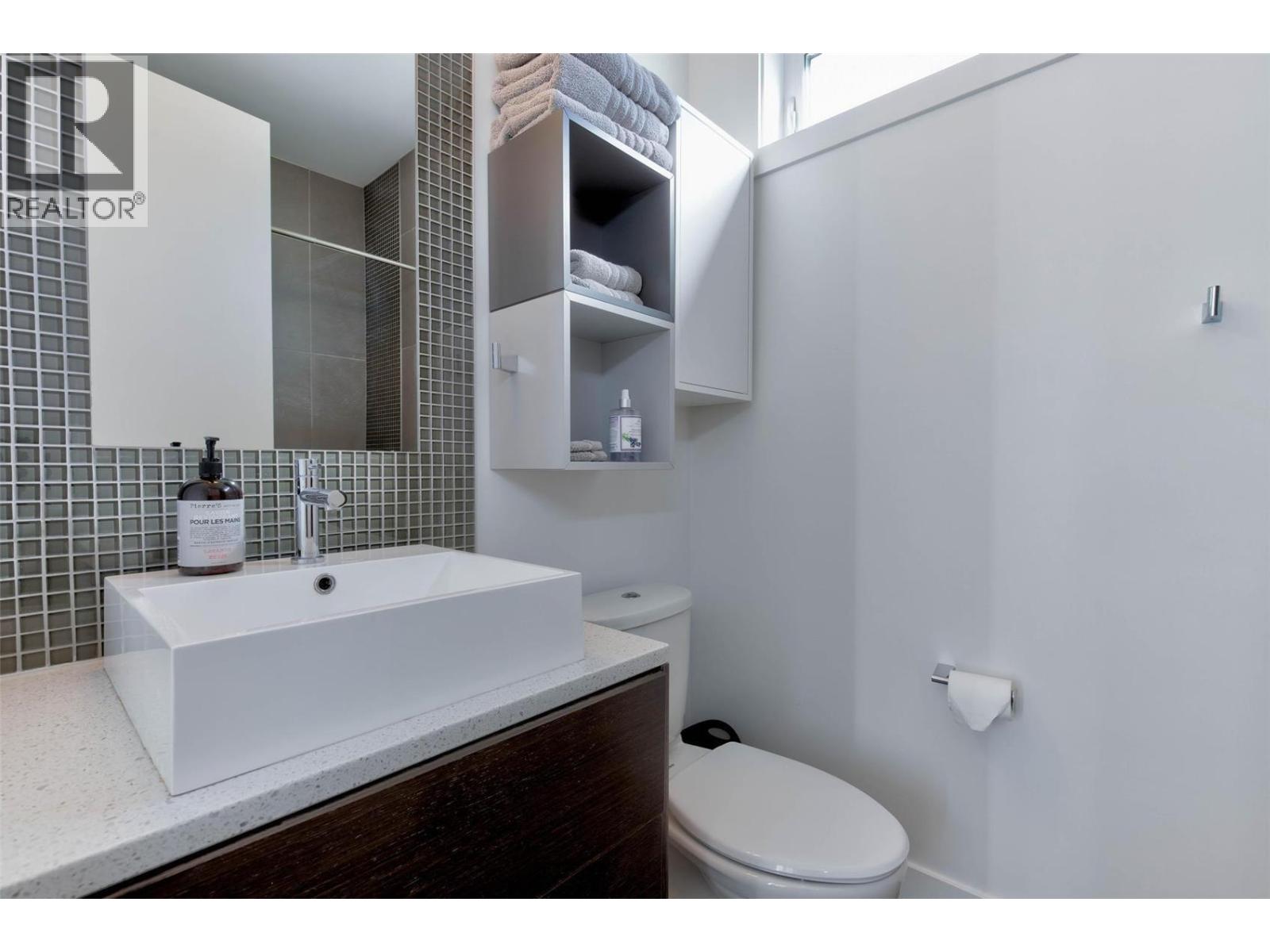 751 + 753 MARTIN AVENUE N - 36