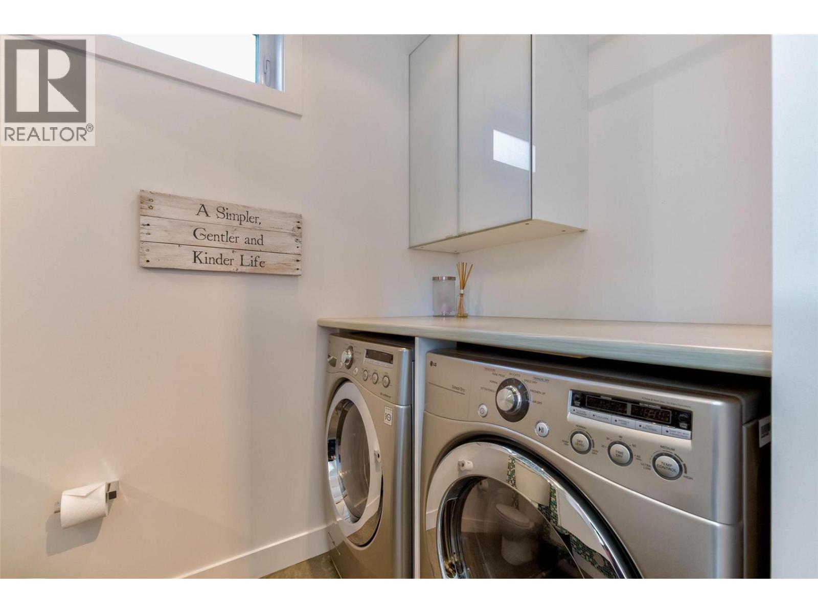 751 + 753 Martin Avenue N - 40