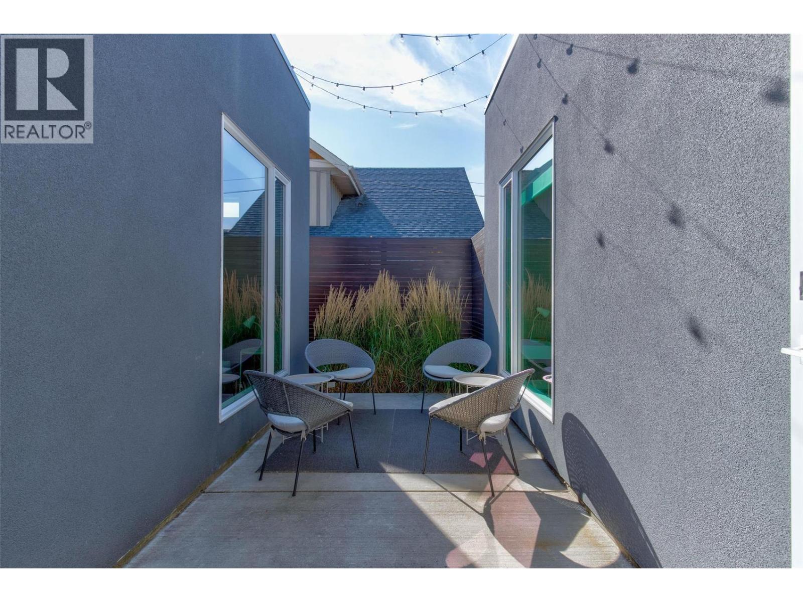 751 + 753 Martin Avenue N - 38