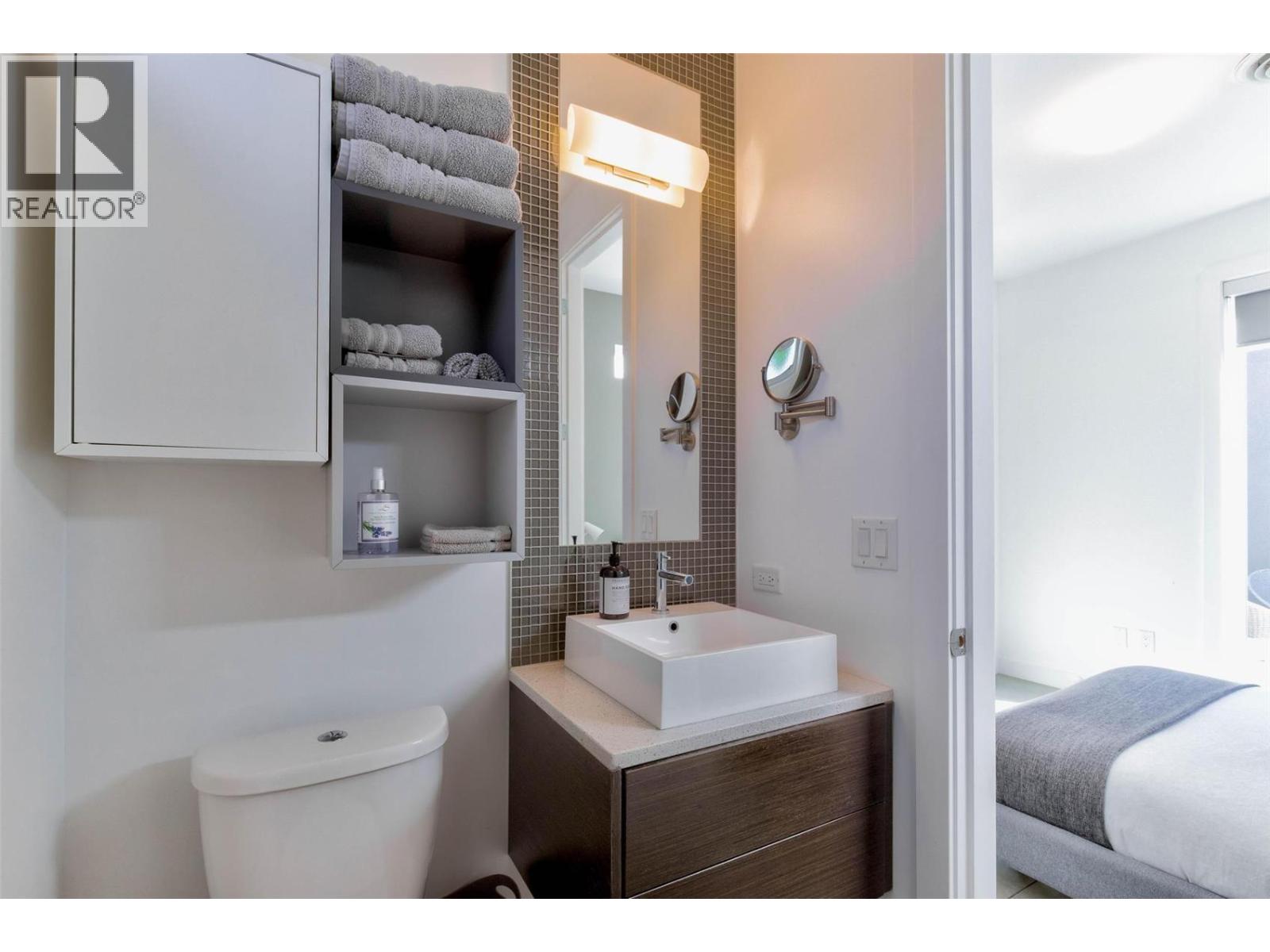 751 + 753 Martin Avenue N - 32