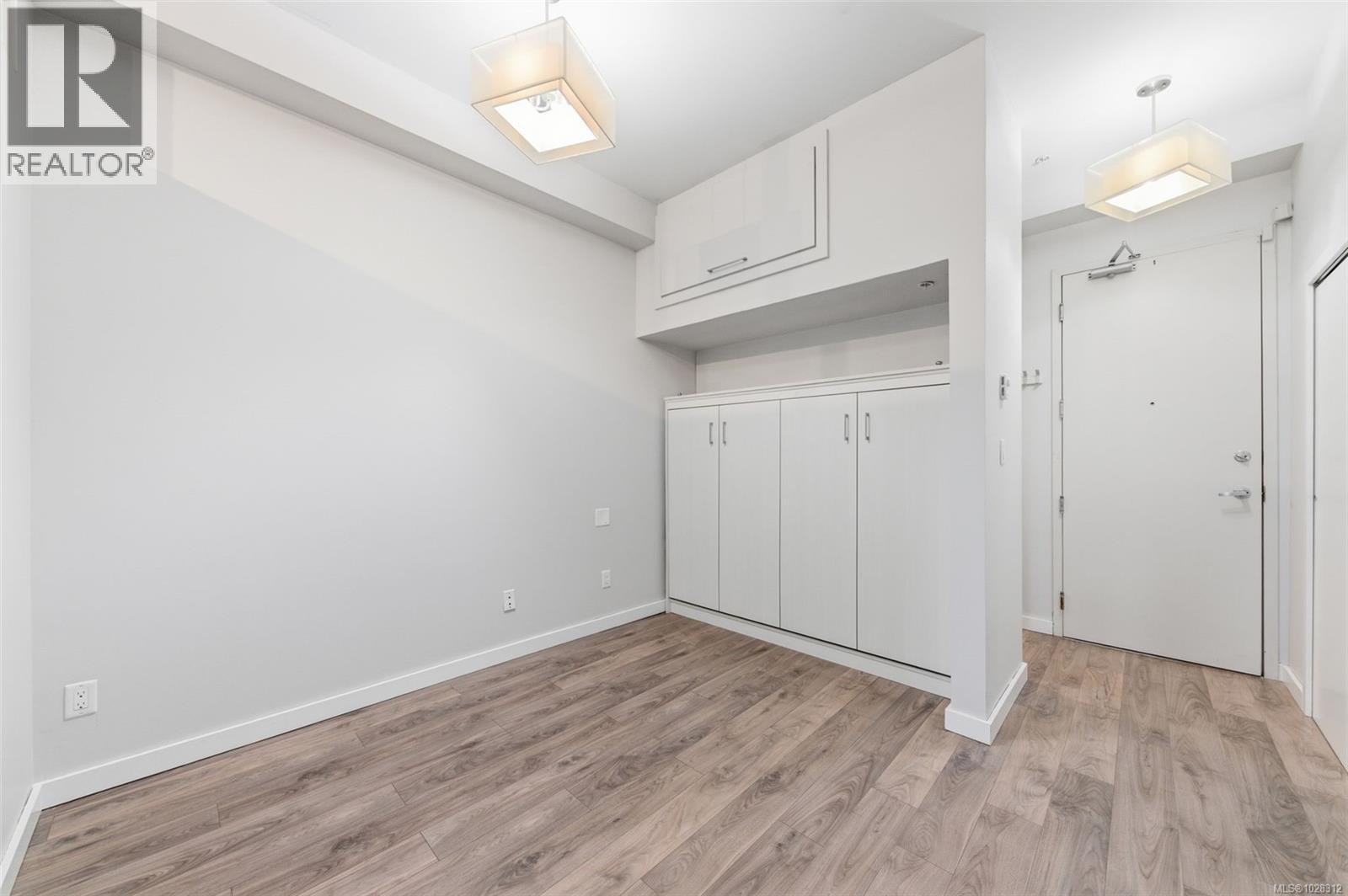 208 1121 Fort St, Victoria