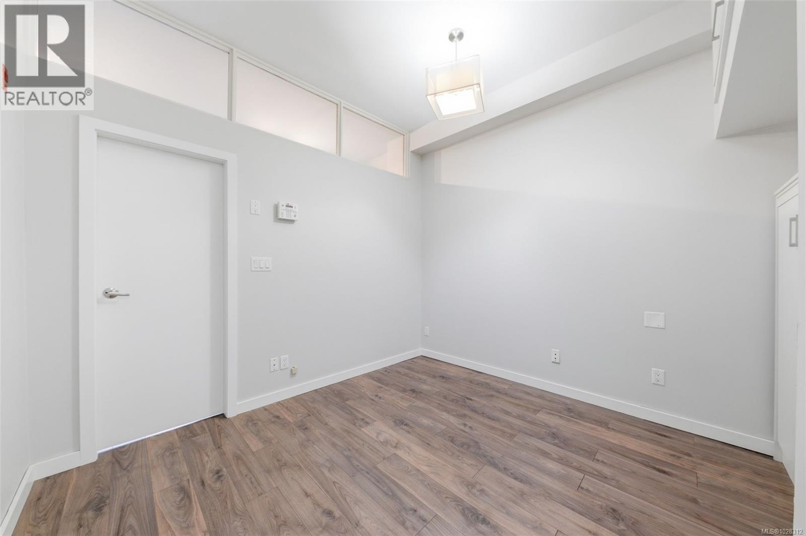 208 1121 Fort St, Victoria