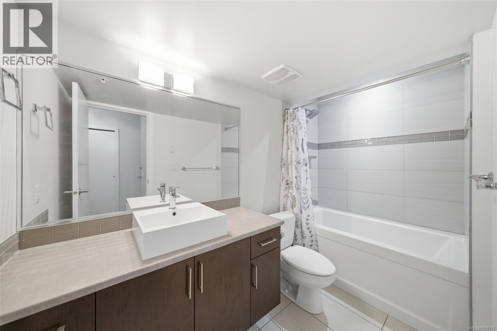 208 1121 Fort St, Victoria