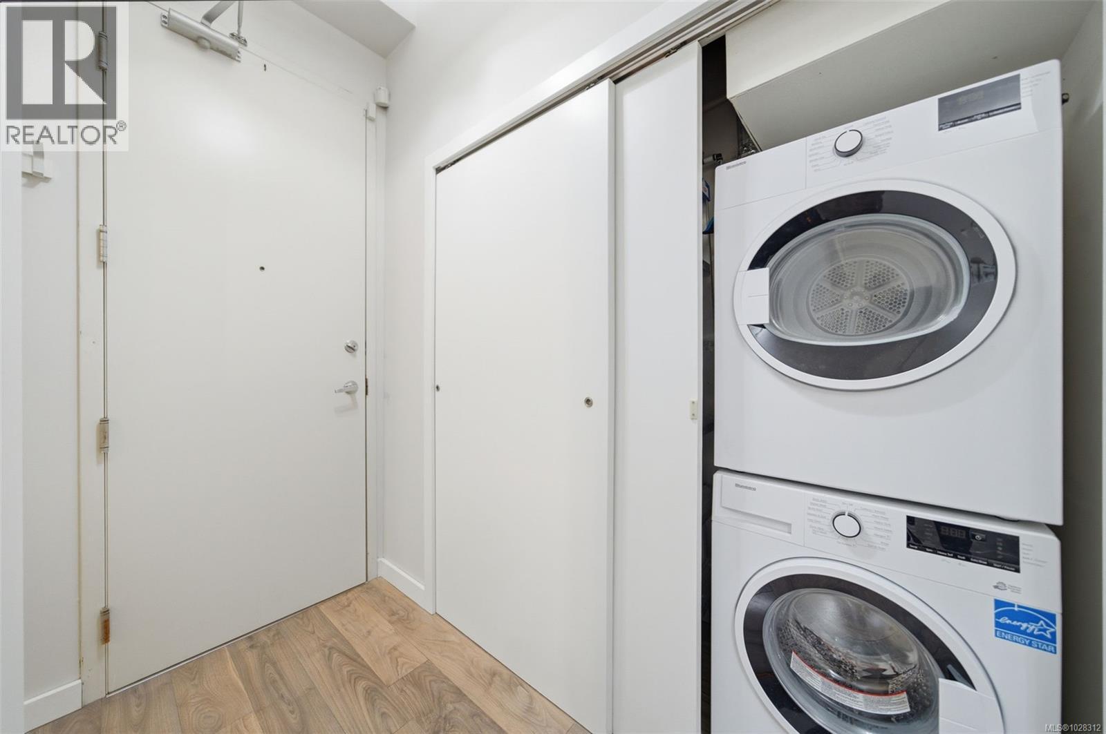 208 1121 Fort St, Victoria