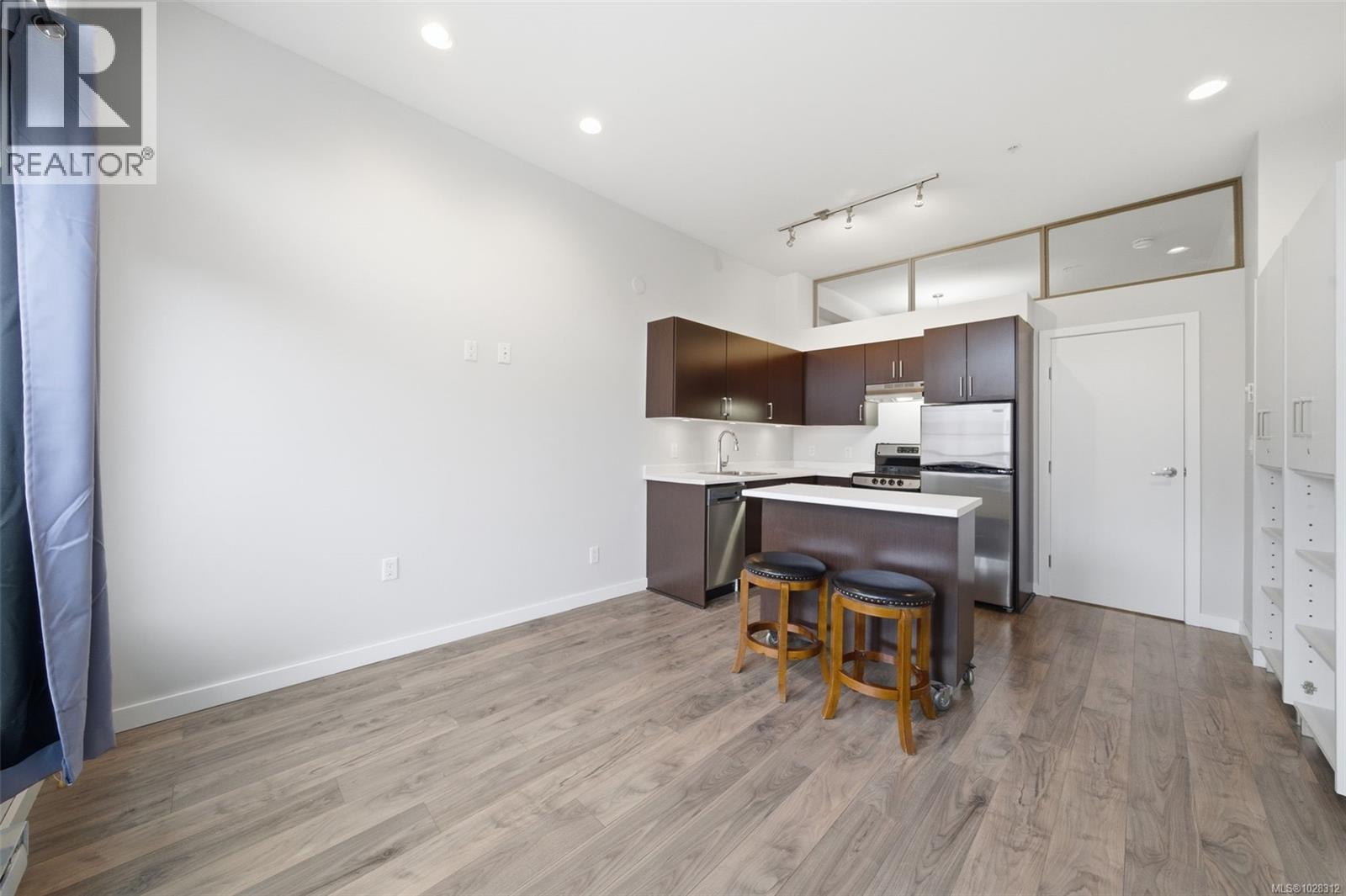 208 1121 Fort St, Victoria