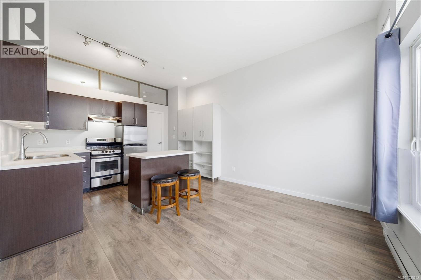 208 1121 Fort St, Victoria