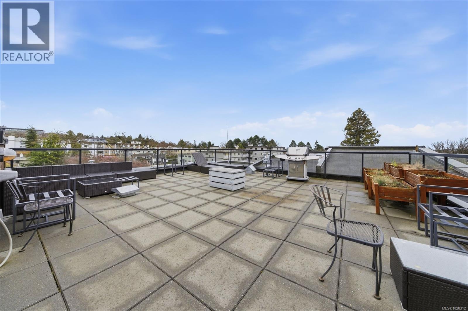 208 1121 Fort St, Victoria