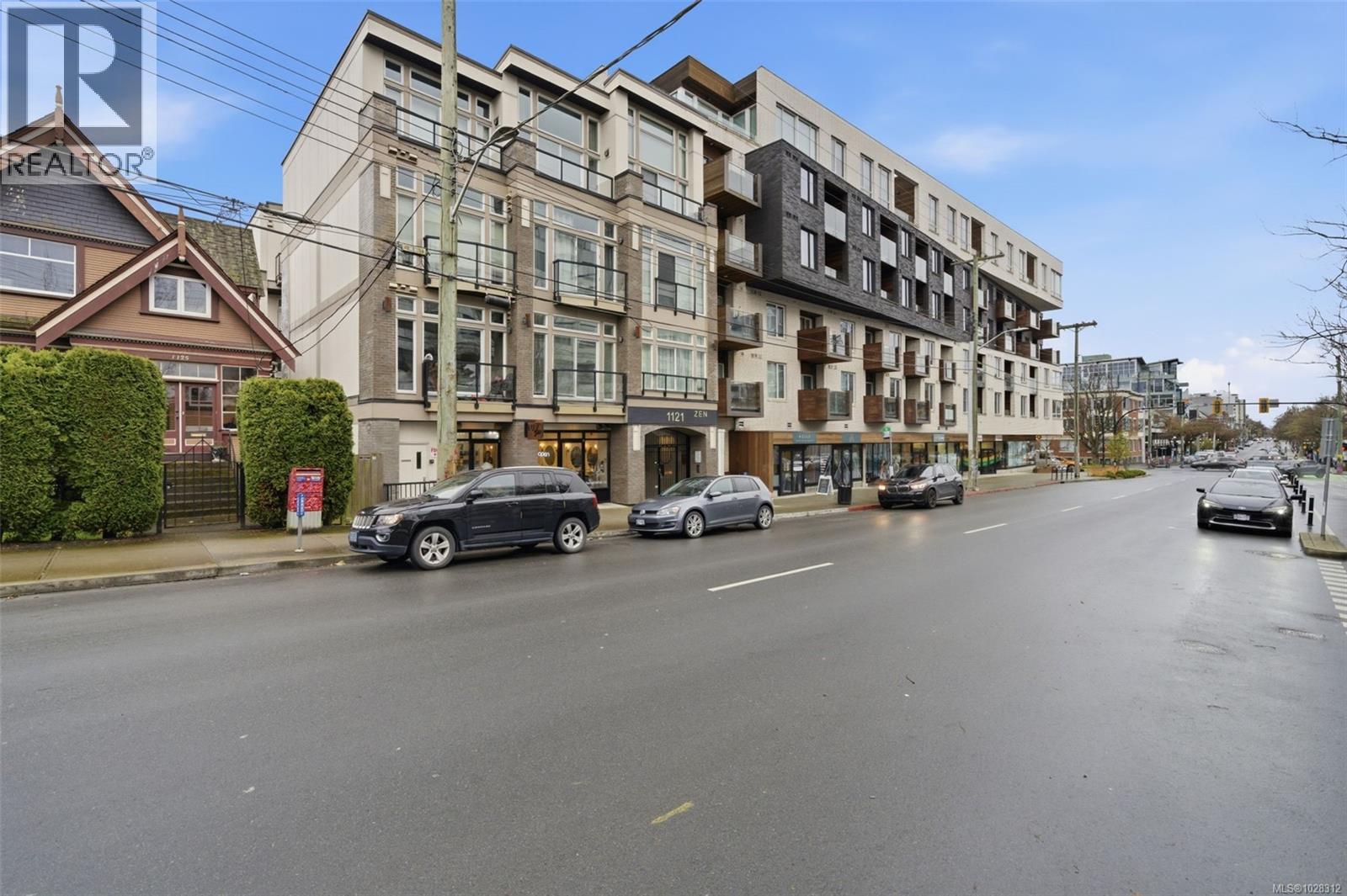 208 1121 Fort St, Victoria